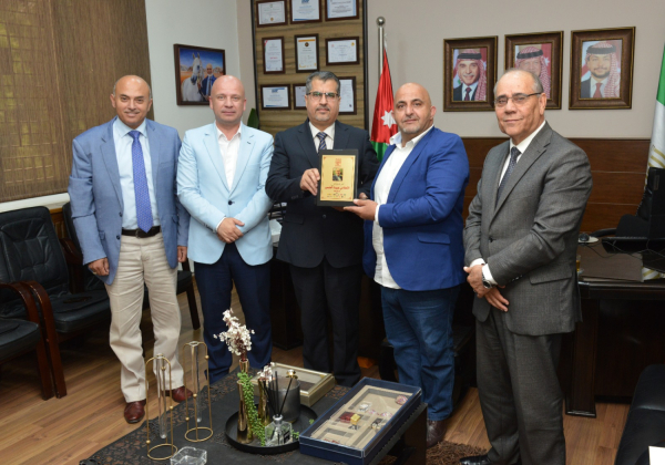 رئيس جامعة البترا يكرم الصحفي عبيدة الضمور ضمن برنامج تكريم الخريجين المتميزين