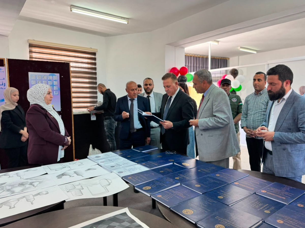 رئيس جامعة إربد الأهلية يَرعى افتتاح معرض مشاريع التخرج السنوي لطلبة قسم التصميم الجرافيكي...صور - صورة 1