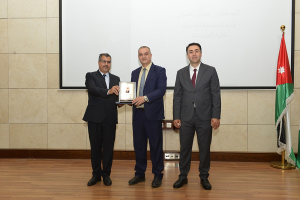 الدكتور نضال حسين يحصد جائزة جامعة البترا للباحث المتميز للعام 2026
