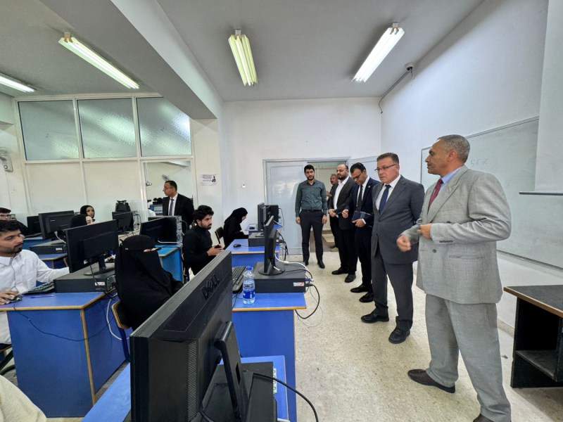 رئيس جامعة إربد الأهلية يَتفقد سير الامتحانات النهائية للفصل الثاني 2025/2026 - صورة 2