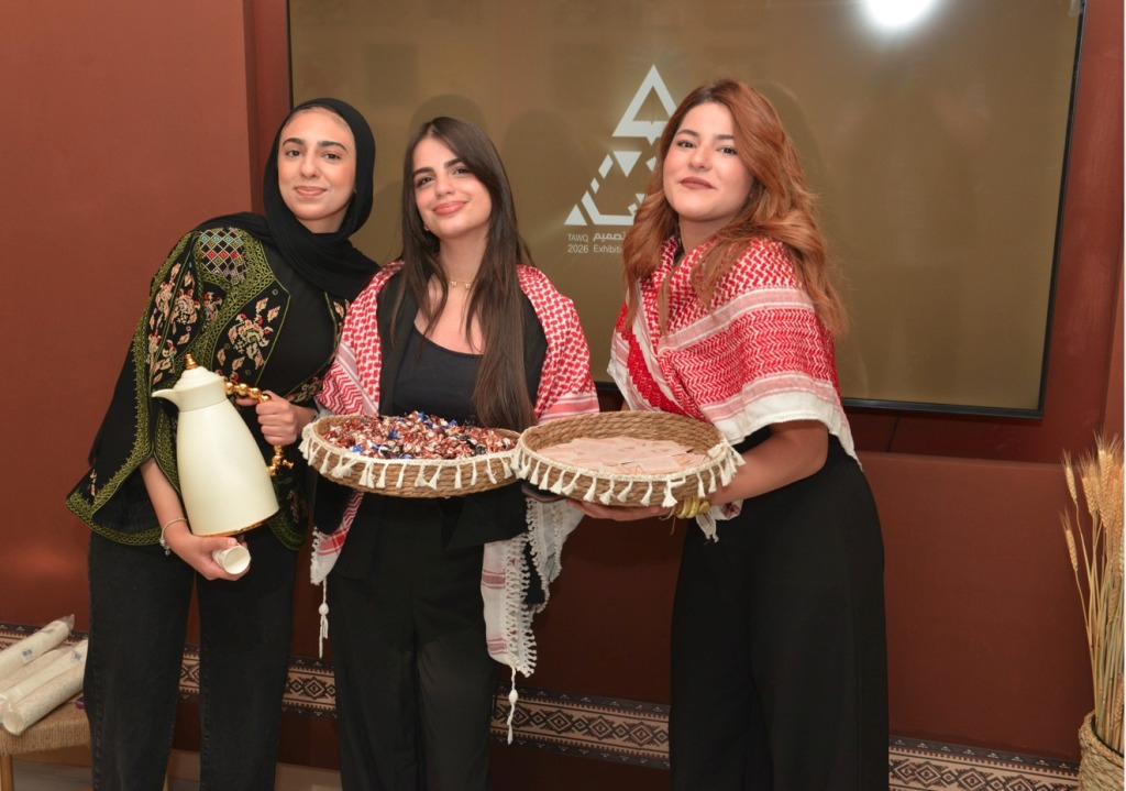 رئيس جامعة البترا وملحق التعاون العلمي الفرنسي يفتتحان المعرض السنوي "توق" - صورة 5