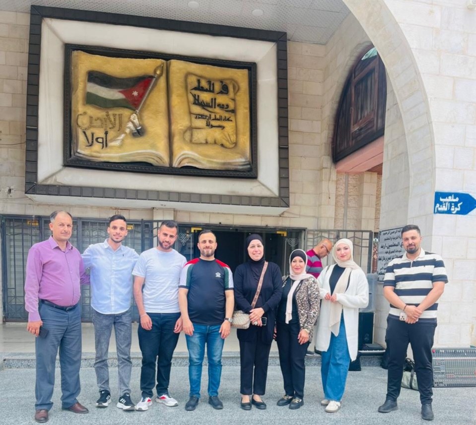جامعة إربد الأهلية تُعزز الشراكة المجتمعية بمشاركتها في مراسم رفع العلم الأردني في مدرسة الرازي الأساسية المختلطة - صورة 3