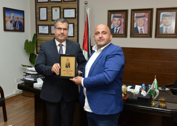 رئيس جامعة البترا يكرم الصحفي عبيدة الضمور ضمن برنامج تكريم الخريجين المتميزين - صورة 2