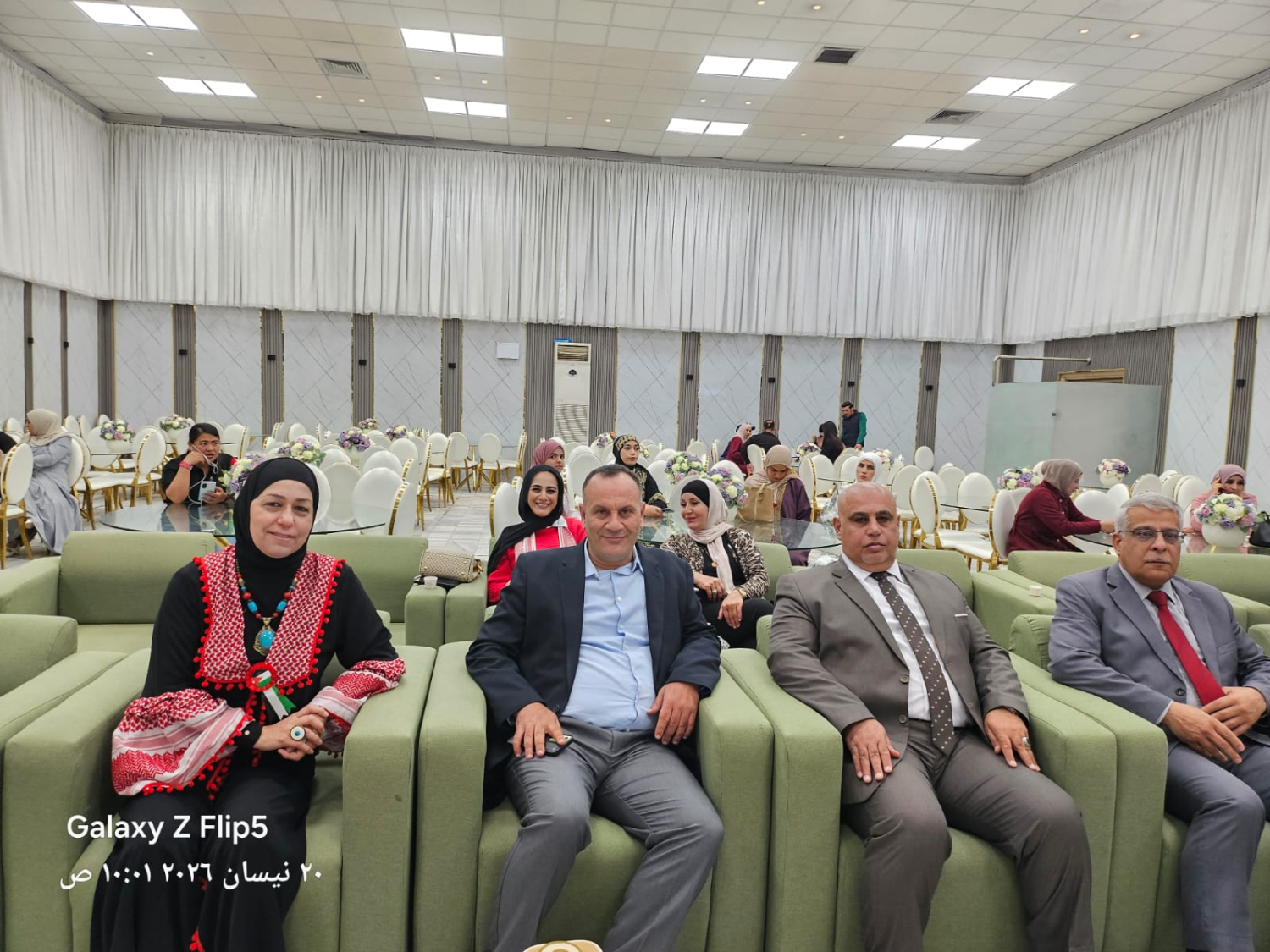 جامعة إربد الأهلية تُعزز الشراكة المجتمعية بمشاركتها في مراسم رفع العلم الأردني في مدرسة الرازي الأساسية المختلطة - صورة 2